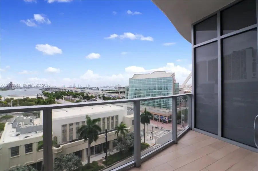 Condo located in Miami, FL showcasing its design and architecture (Image 32).