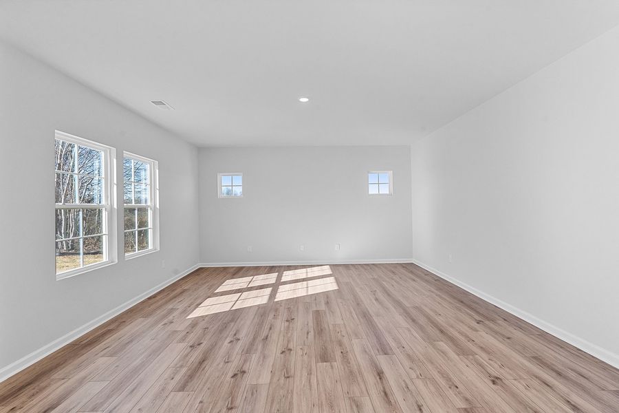 Spacious, unfurnished interior of a new home in Fieldstone, Lexington (Image 17).