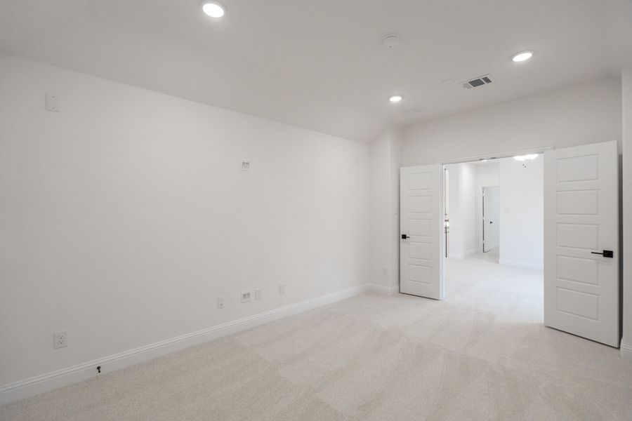 Spacious, unfurnished interior of a new home in Valencia on the Lake, Little Elm (Image 25).
