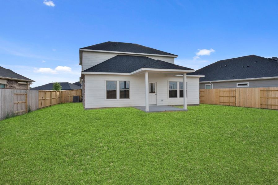 Exterior details and patio area of a home in Laurel Landing, Alvin (Image 4).