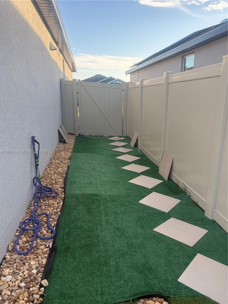 Exterior details and patio area of a home in , Haines City (Image 24).