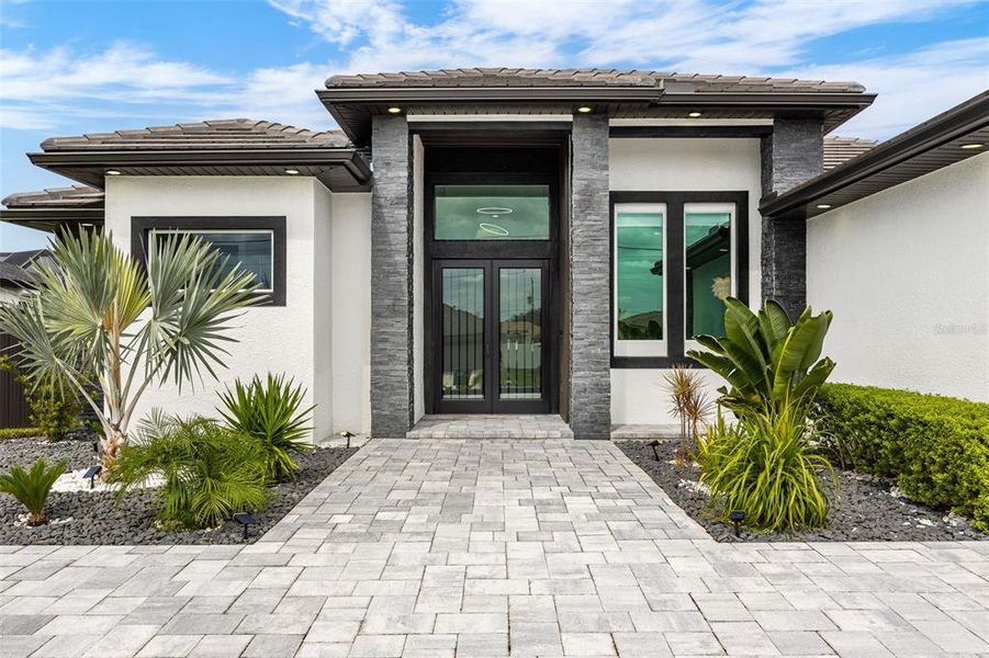 Exterior details and patio area of a home in , Cape Coral (Image 33).