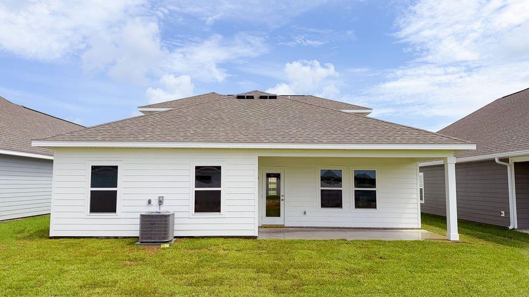 Exterior details and patio area of a home in Titus Park, Panama City (Image 8).
