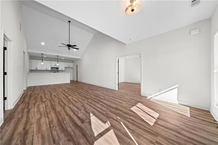 Spacious, unfurnished interior of a new home in , Dallas (Image 9).