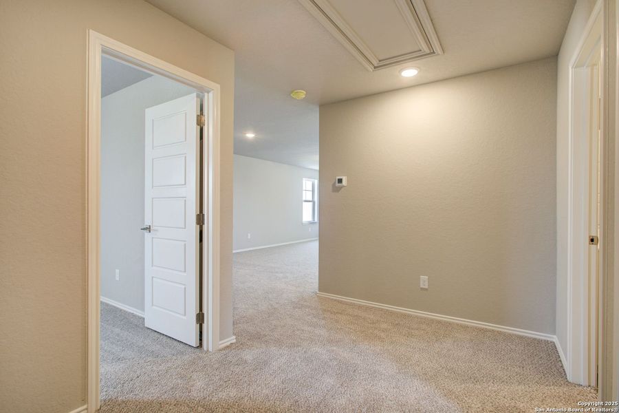 Spacious, unfurnished interior of a new home in Hickory Ridge, San Antonio (Image 69).
