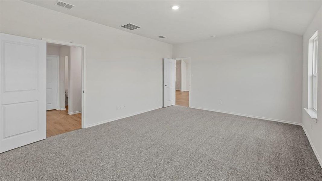Spacious, unfurnished interior of a new home in Bluff Springs, Ferris (Image 29).