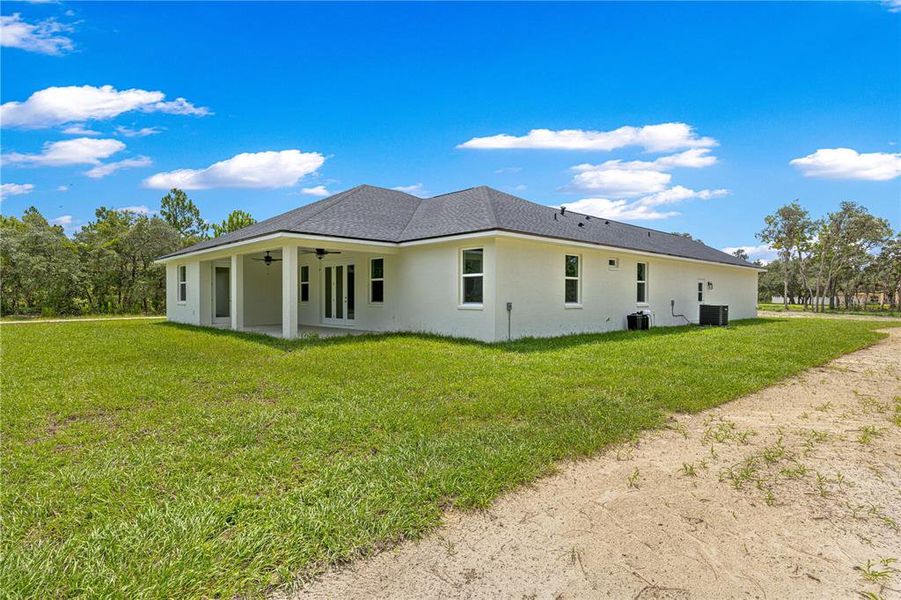 Exterior details and patio area of a home in , Dunnellon (Image 32).