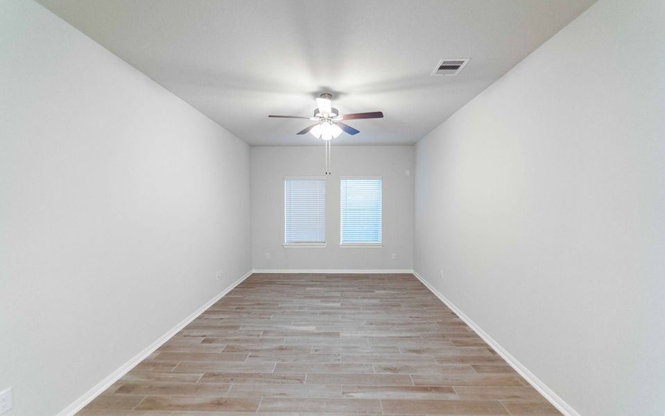Spacious, unfurnished interior of a new home in Lago Mar, Texas City (Image 9).