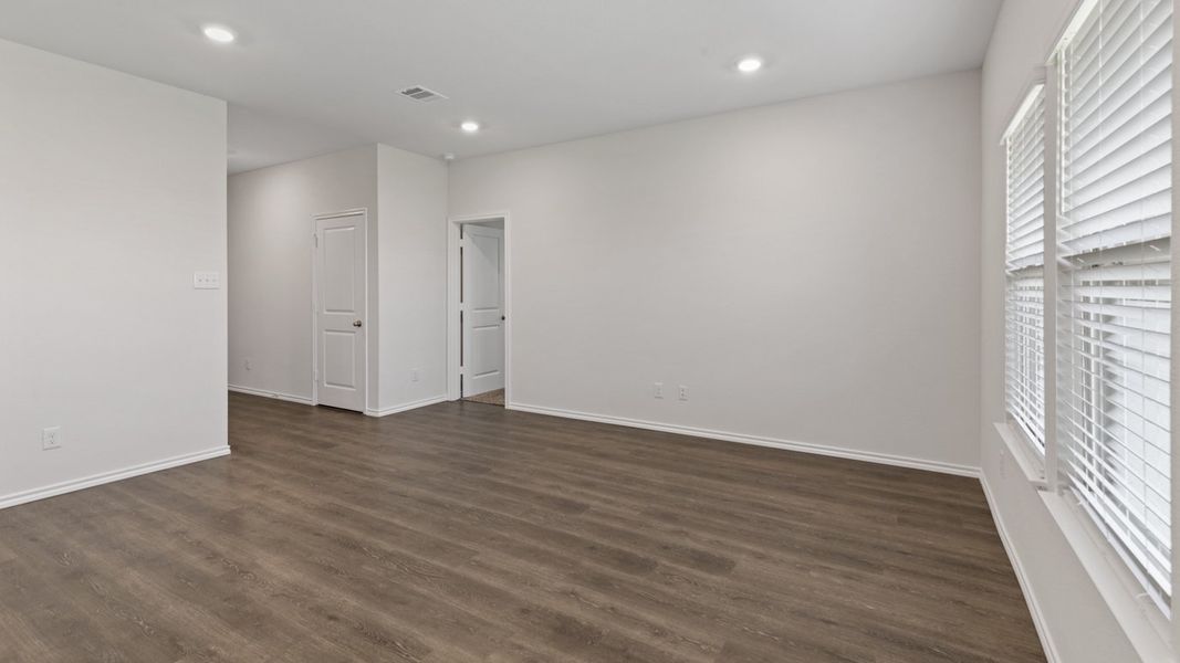 Spacious, unfurnished interior of a new home in Stonewyck Farms, Ennis (Image 28).