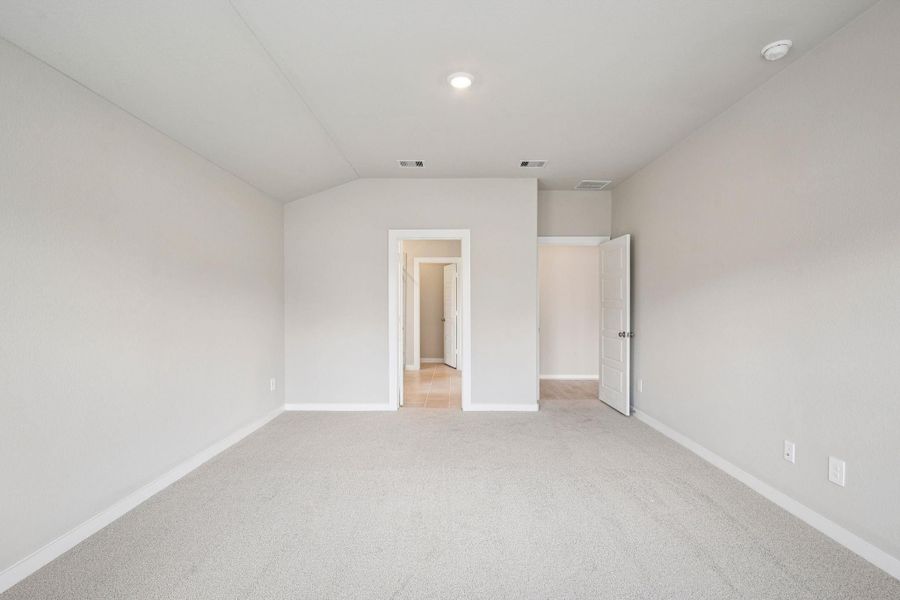 Spacious, unfurnished interior of a new home in Southwinds, Baytown (Image 14).