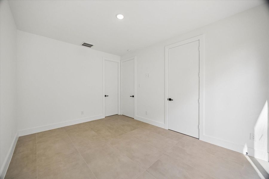 Spacious, unfurnished interior of a new home in , Conroe (Image 21).