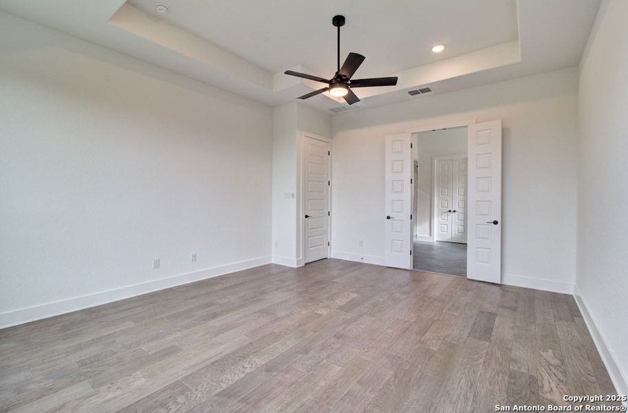 Spacious, unfurnished interior of a new home in Verandas at the Rim, San Antonio (Image 33).