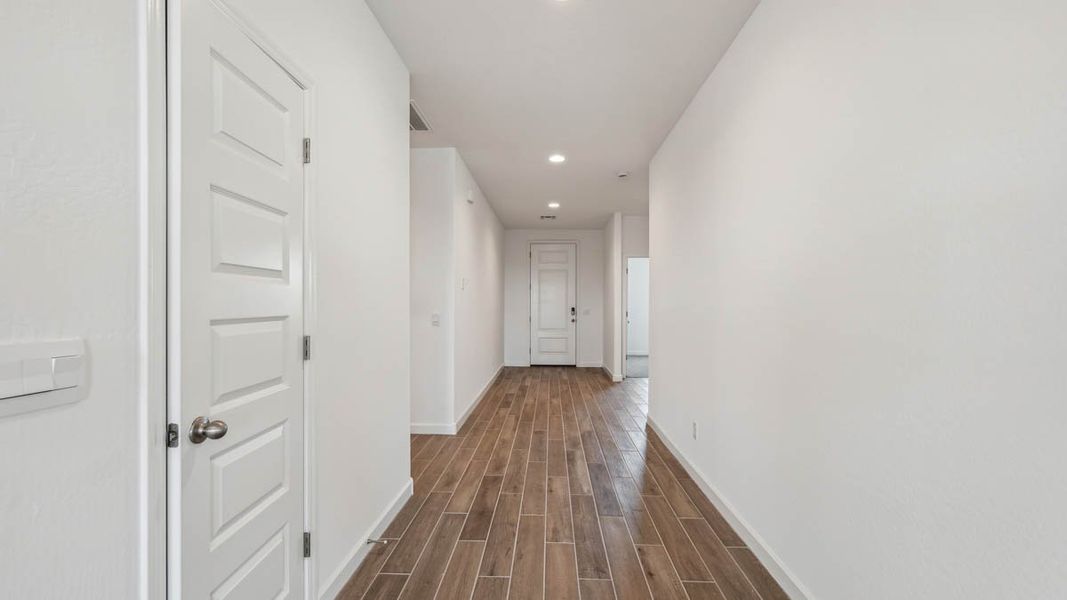 Spacious, unfurnished interior of a new home in Quail Ranch, San Tan Valley (Image 11).