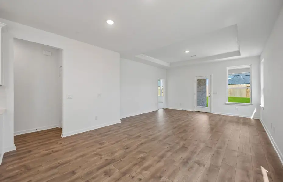 Spacious, unfurnished interior of a new home in Ryehill, Sugar Land (Image 24).