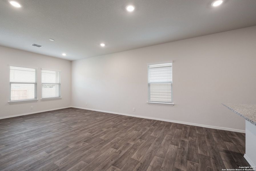 Spacious, unfurnished interior of a new home in Stonehill, San Antonio (Image 10).