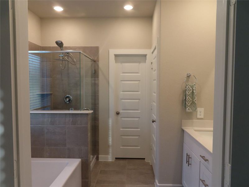 Furnished interior view inside a new home in Sierra Vista, Iowa Colony (Image 5).