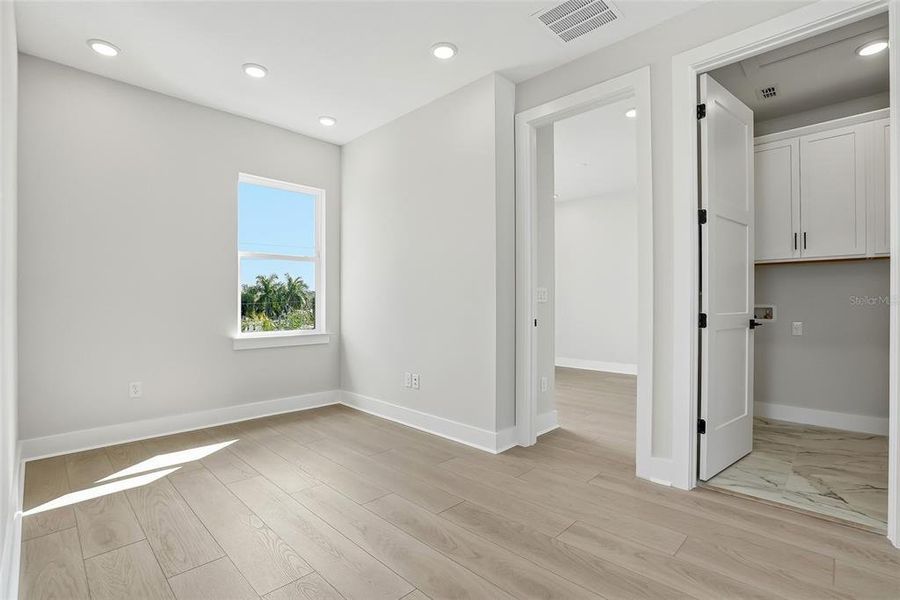 Spacious, unfurnished interior of a new home in , St. Petersburg (Image 36).