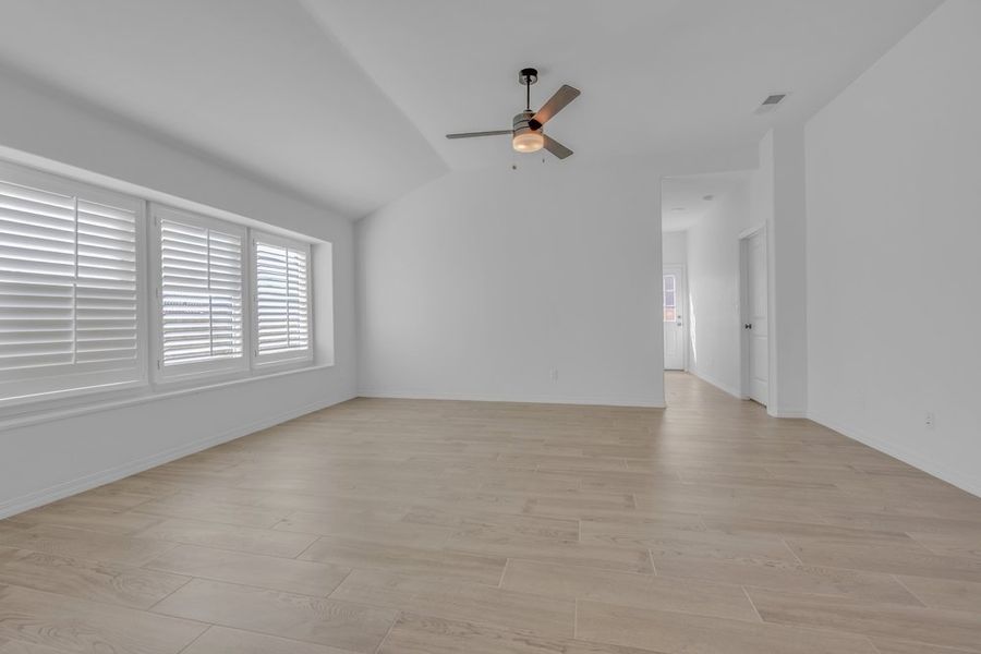 Spacious, unfurnished interior of a new home in Paseo Del Este, El Paso (Image 25).