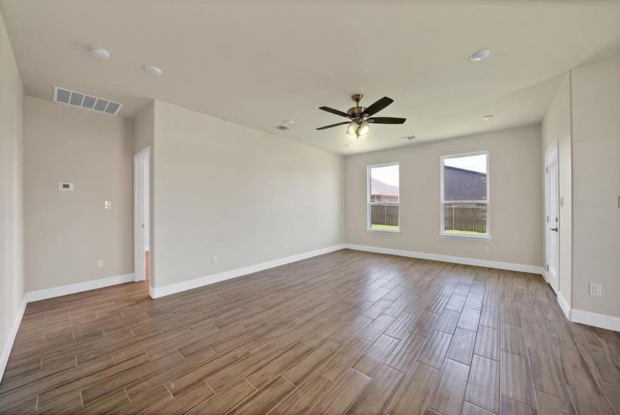 Spacious, unfurnished interior of a new home in , Granbury (Image 7).