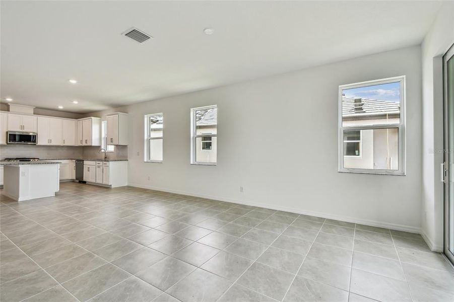 Spacious, unfurnished interior of a new home in Sweetwater at Lakewood Ranch, Lakewood Ranch (Image 6).