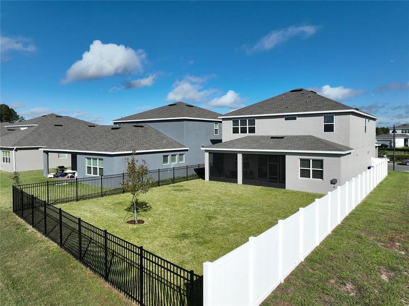 Exterior details and patio area of a home in , Winter Garden (Image 21).