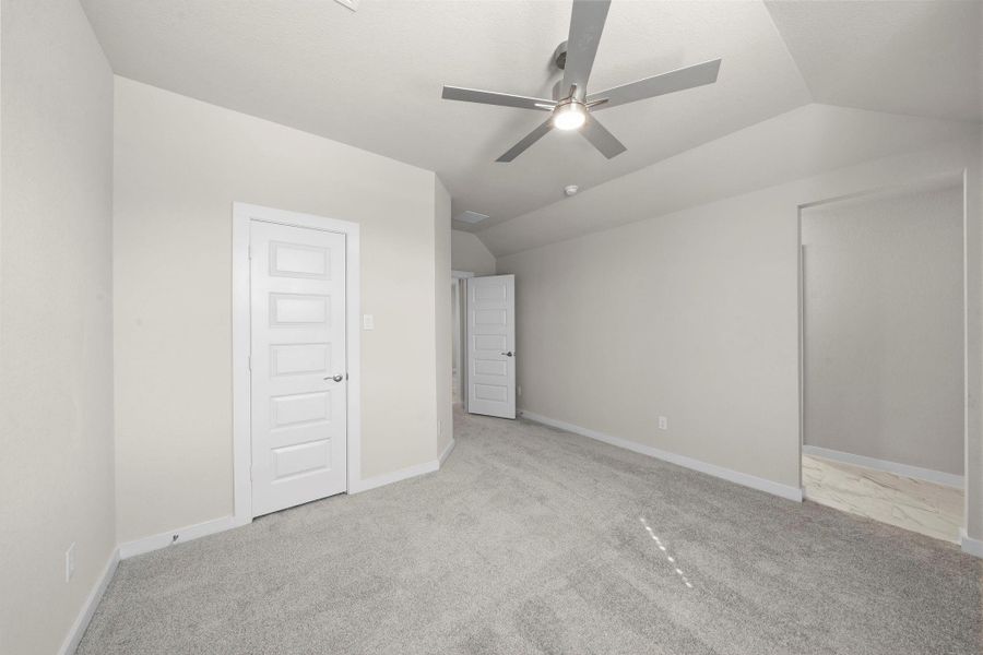 Spacious, unfurnished interior of a new home in Barton Creek Ranch, Conroe (Image 31).