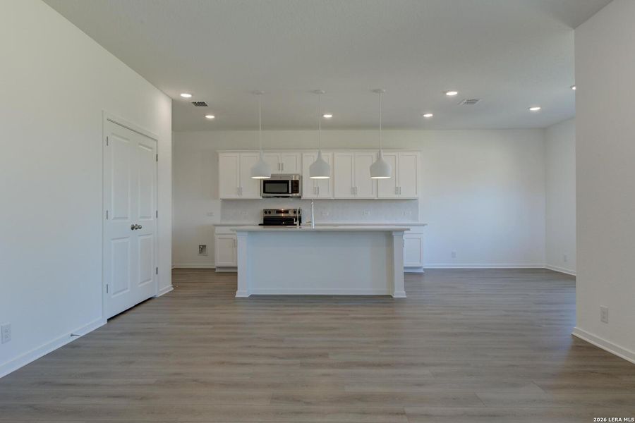 Spacious, unfurnished interior of a new home in Hennersby Hollow, San Antonio (Image 25).