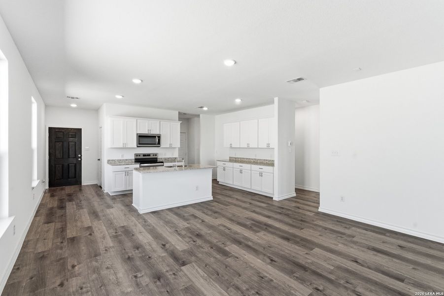 Spacious, unfurnished interior of a new home in Davis Ranch, San Antonio (Image 22).