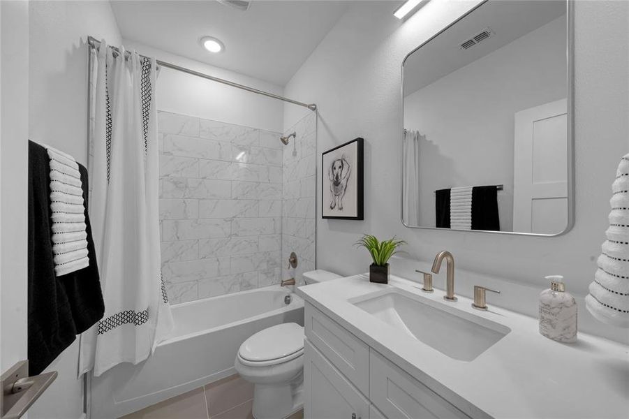 Furnished interior view inside a new home in , Farmers Branch (Image 17).