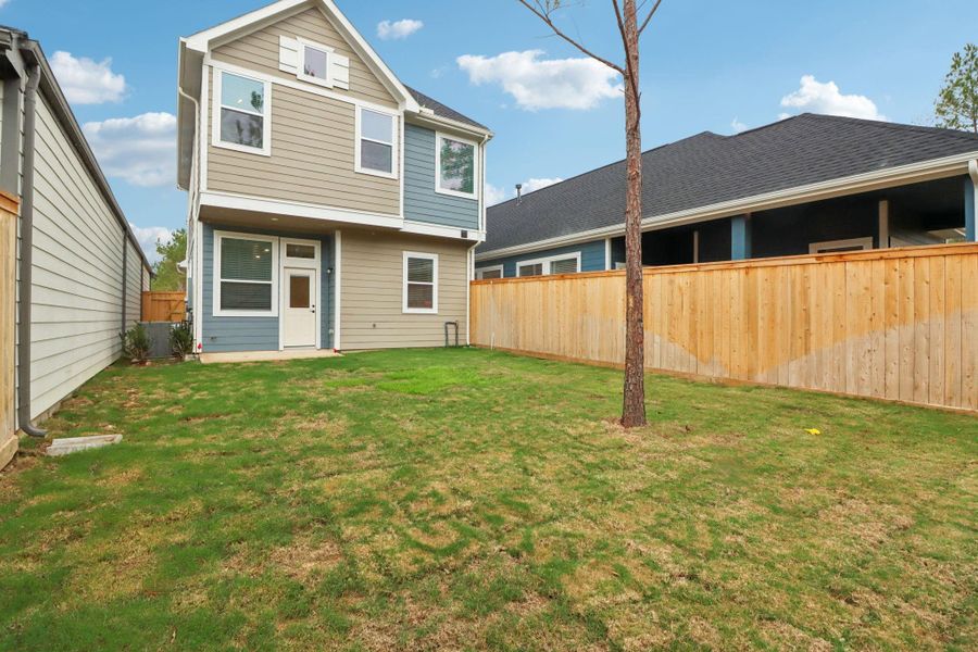 Exterior details and patio area of a home in Kresston, Montgomery (Image 4).