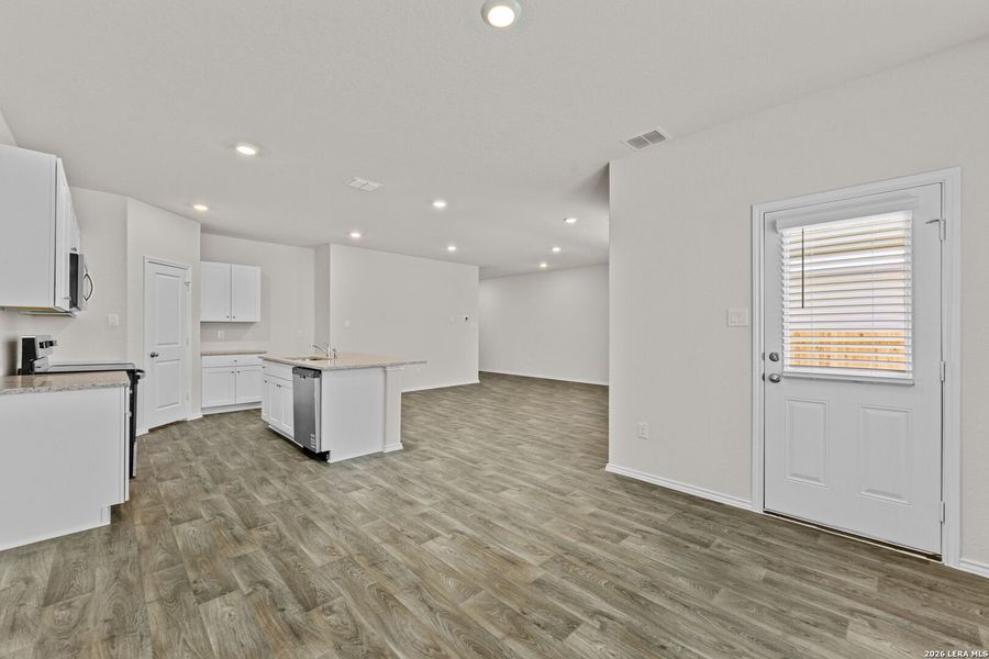 Spacious, unfurnished interior of a new home in Laurel Vistas, San Antonio (Image 35).