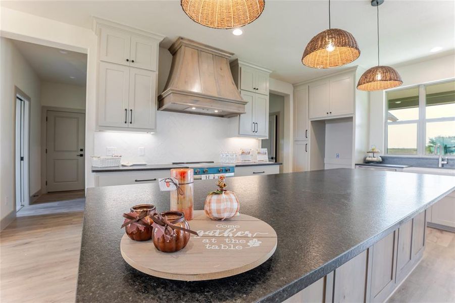 Welcome Home to 1033 Lilly Lane! Welcome Home to 1033 Lilly Lane!