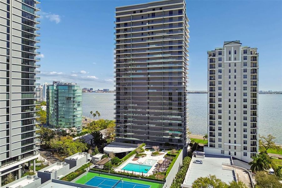 Condo located in Tampa, FL showcasing its design and architecture (Image 35).