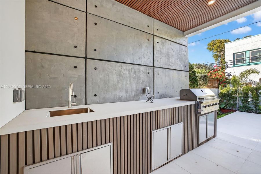 Exterior details and patio area of a home in , Fort Lauderdale (Image 3).