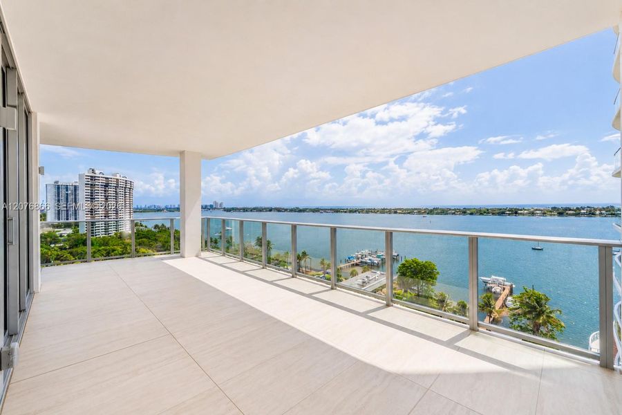 Condo located in Palm Beach, FL showcasing its design and architecture (Image 5).