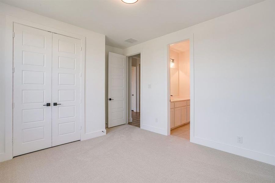 Spacious, unfurnished interior of a new home in Sweetgrass, Haslet (Image 24).