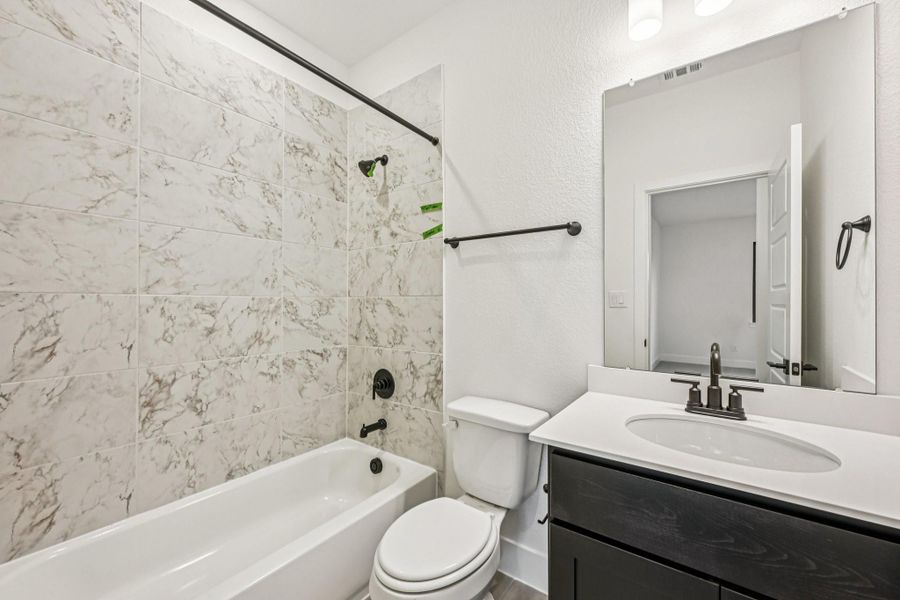 Furnished interior view inside a new home in Evergreen 60', Conroe (Image 20).