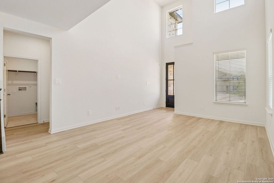Spacious, unfurnished interior of a new home in Thomas Pond, San Antonio (Image 43). Spacious, unfurnished interior of a new home in Thomas Pond, San Antonio (Image 43).