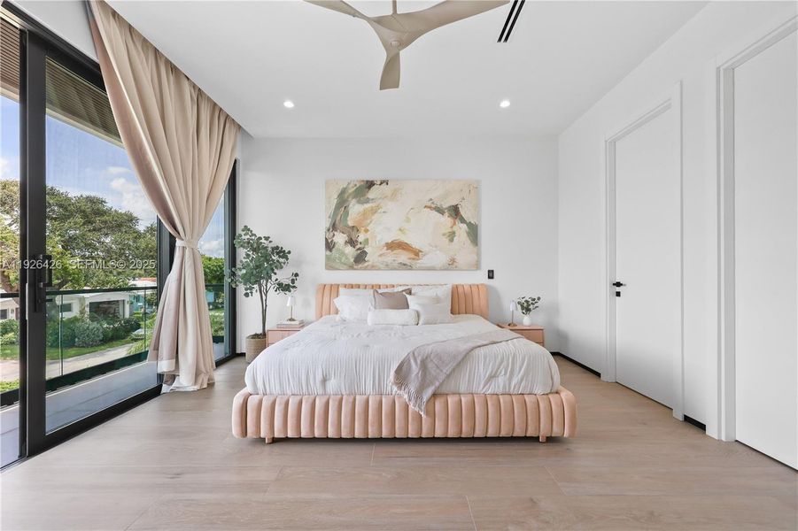 Furnished interior view inside a new home in , Fort Lauderdale (Image 9).