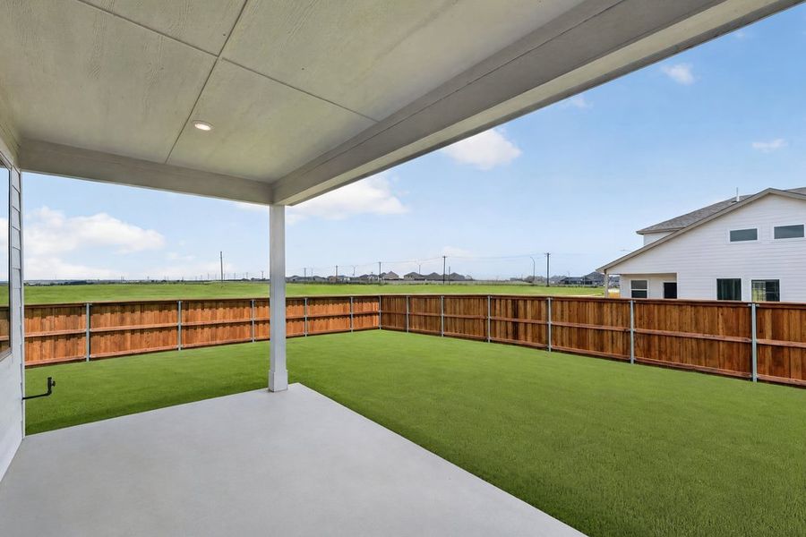 Exterior details and patio area of a home in Madero 50s, Fort Worth (Image 4).