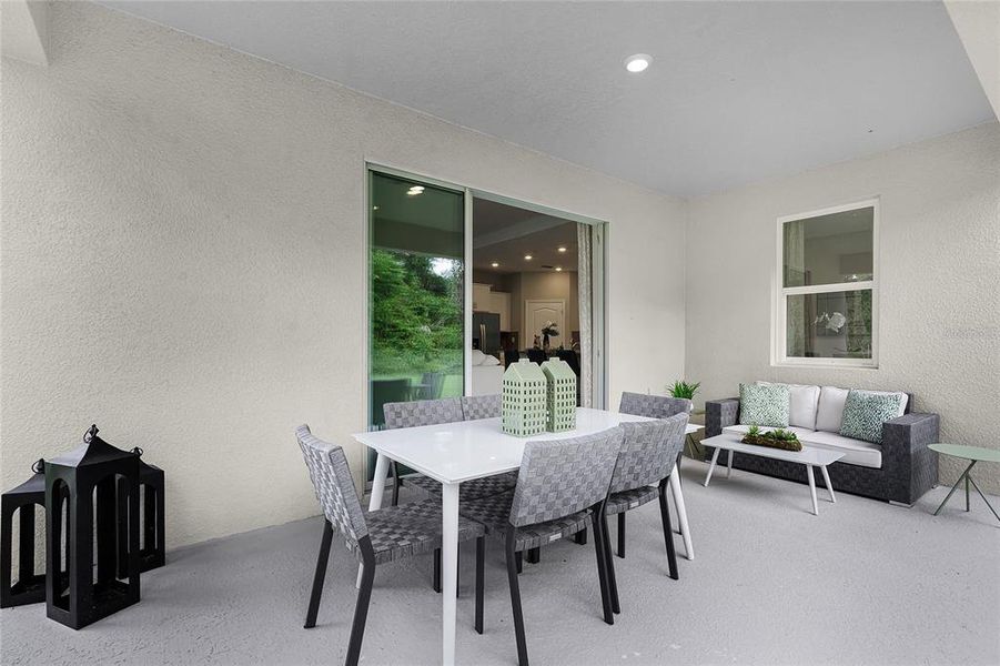 Exterior details and patio area of a home in Wynwood, Ocoee (Image 2).