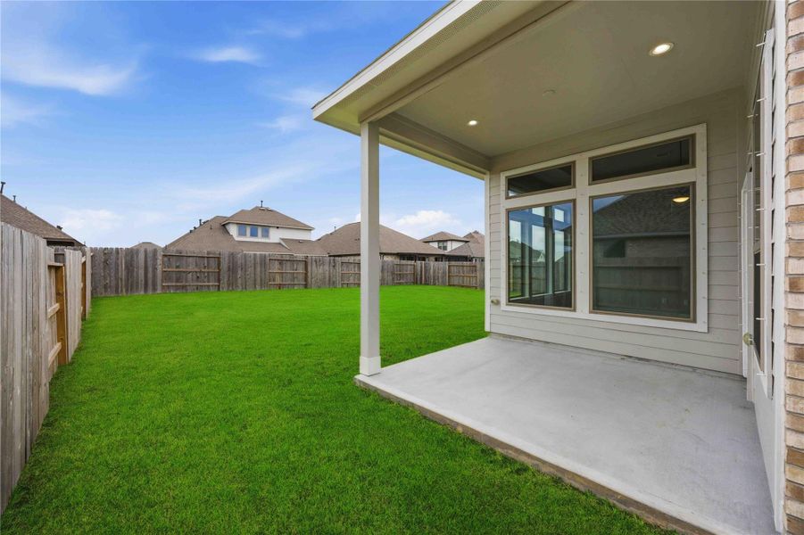 Exterior details and patio area of a home in Lago Mar  50'  &  55', Texas City (Image 18).
