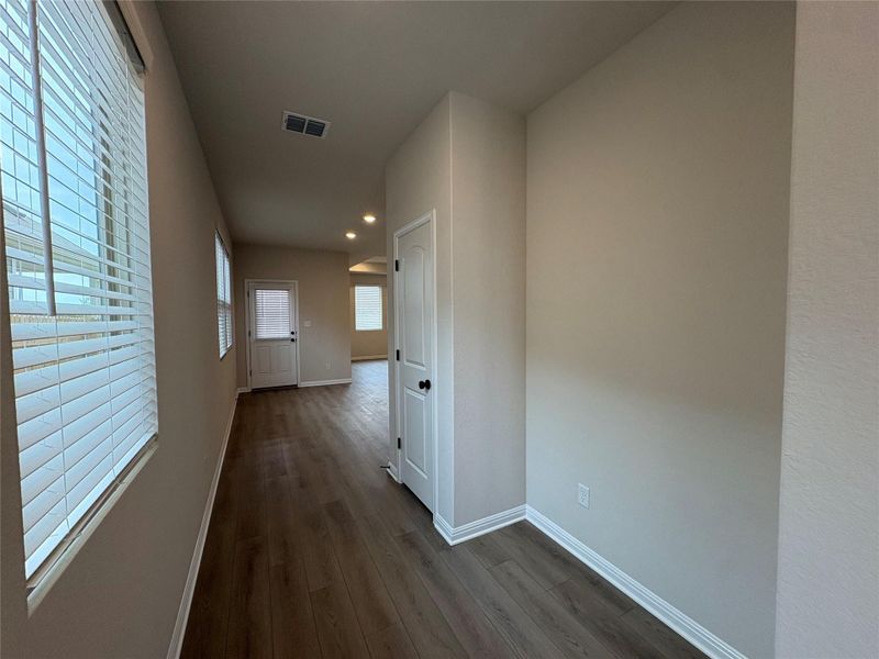 Spacious, unfurnished interior of a new home in Willow Springs, Buda (Image 12).