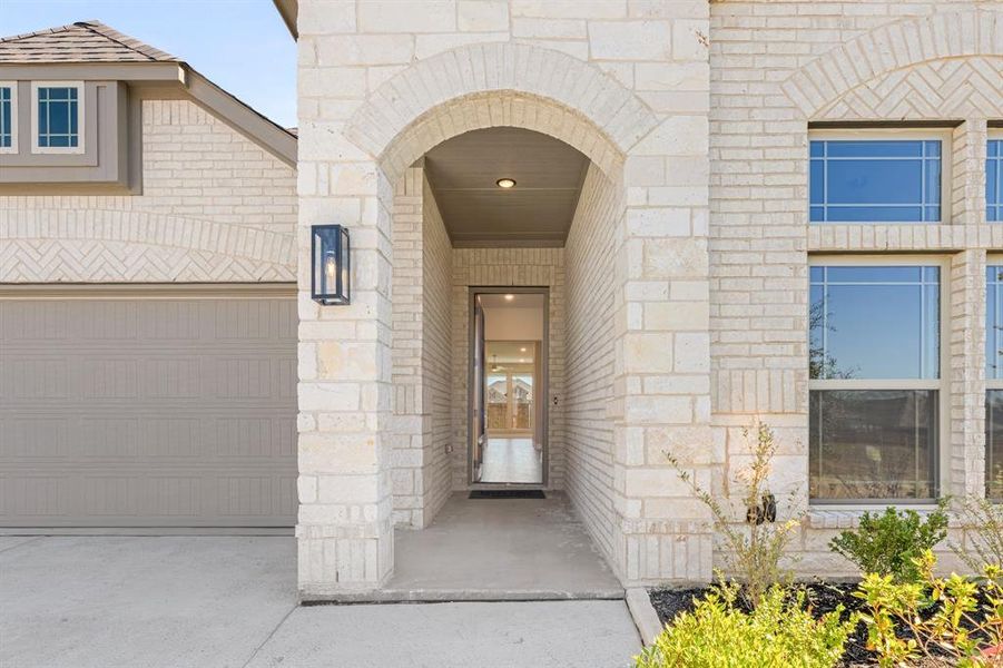 Exterior details and patio area of a home in Sunset Ridge, Alvarado (Image 4).