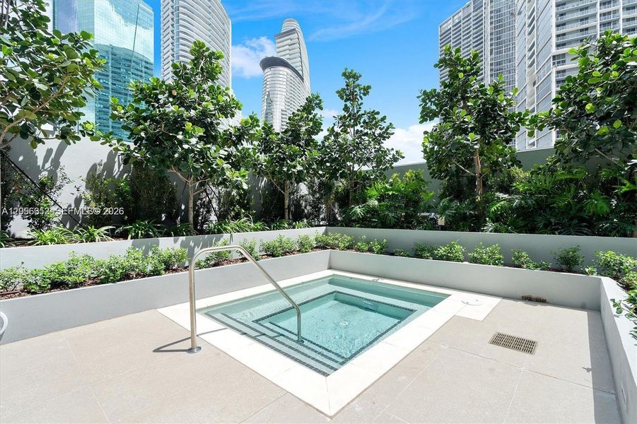 Condo located in Miami, FL showcasing its design and architecture (Image 3).