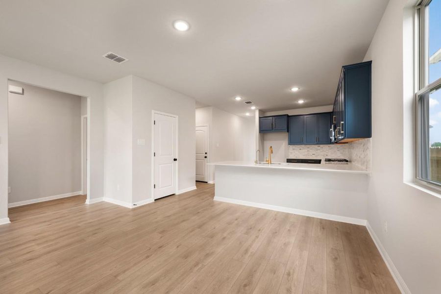 Spacious, unfurnished interior of a new home in Patterson Ranch, Georgetown (Image 21).