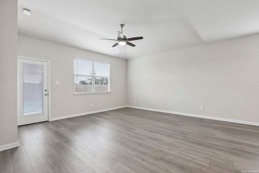 Spacious, unfurnished interior of a new home in Thomas Pond, San Antonio (Image 42).
