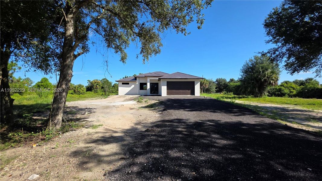 Exterior details and patio area of a home in , Clewiston (Image 4).