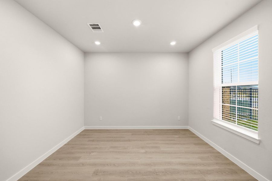Spacious, unfurnished interior of a new home in Lago Mar, Texas City (Image 16).
