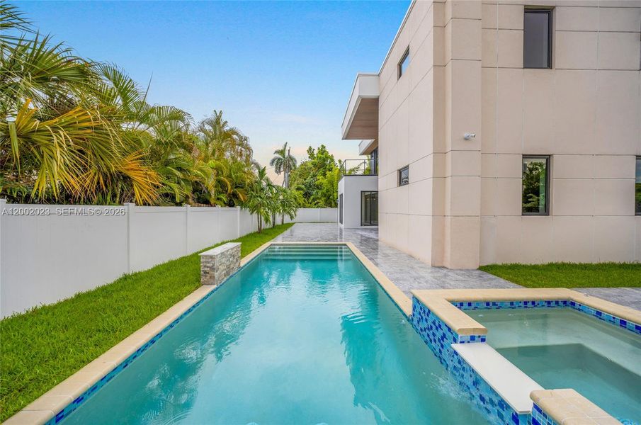 Exterior details and patio area of a home in , Fort Lauderdale (Image 3).